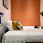 Fully Equipped - 2 Guests - 3 Mins From Metro Apartamento