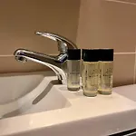 Fully Equipped - 2 Guests - 3 Mins From Metro