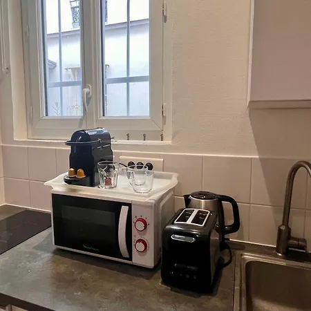 Fully Equipped - 2 Guests - 3 Mins From Metro Apartment *