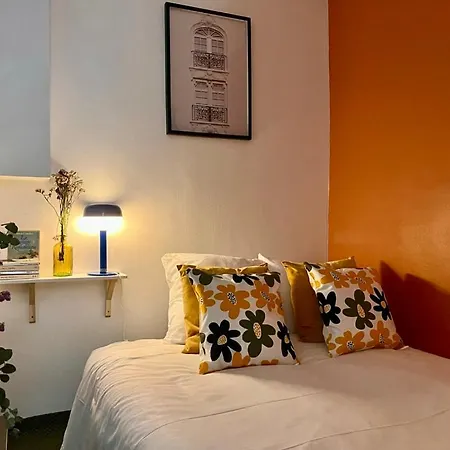 Fully Equipped - 2 Guests - 3 Mins From Metro Apartment *