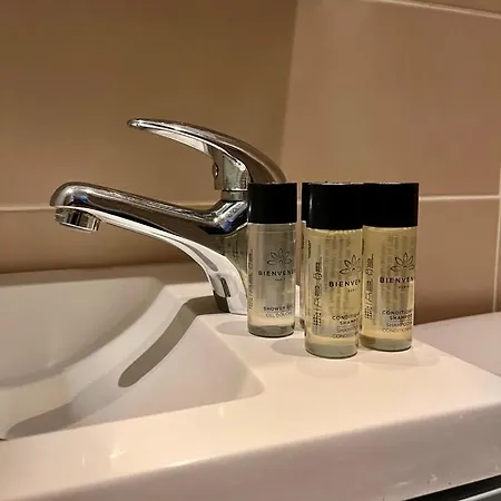 Fully Equipped - 2 Guests - 3 Mins From Metro