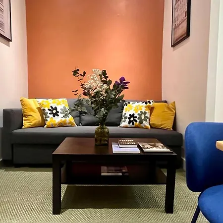 Fully Equipped - 2 Guests - 3 Mins From Metro Apartment *